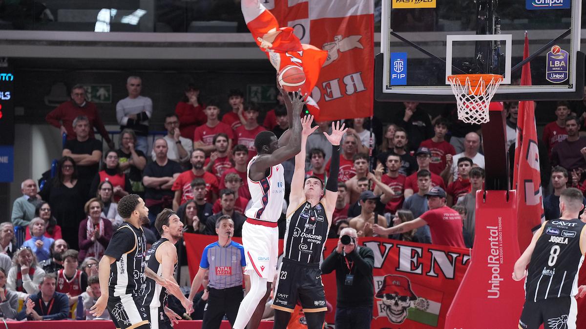 LIVE | Reggio Emilia va Aquila Trento diretta 4Q 61-50