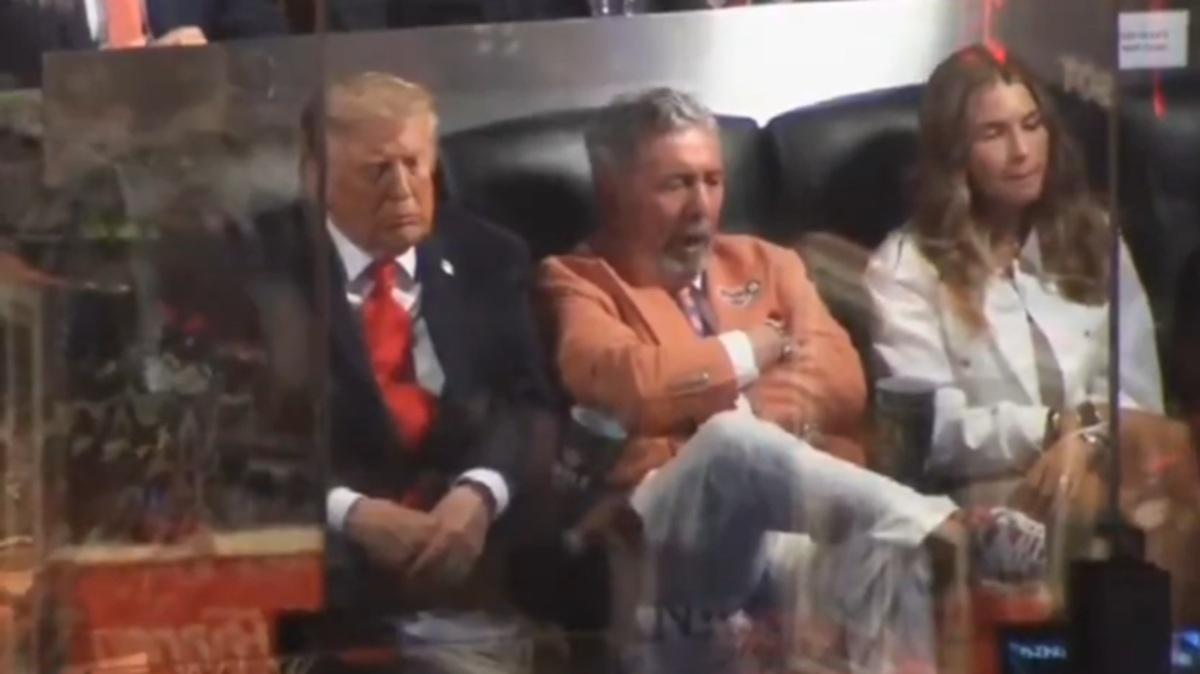 Donald Trump... si è addormentato durante Gara 3 delle Finali NBA