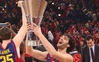 Gianluca Basile solleva la coppa appena vinta a Parigi