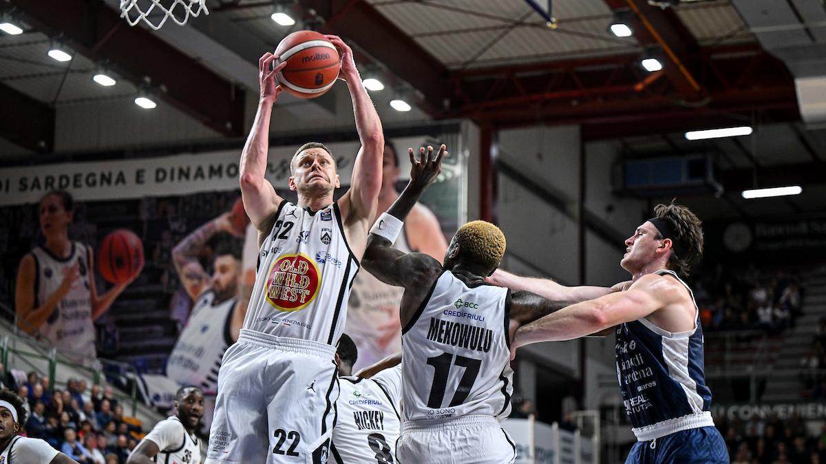 LIVE LBA | Il break 12-1 di Bendzius nel terzo quarto spacca e Udine sbanca Sassari