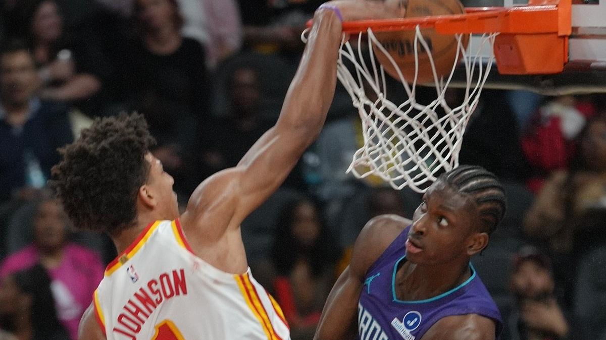 Atlanta resiste al ritorno di fiamma di Knueppel per superare gli Hornets 