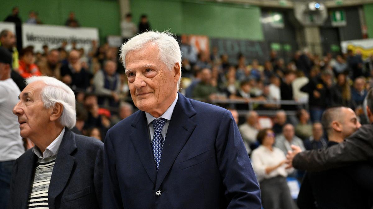 Massimo Zanetti, che replica: «Pensate che l'Olimpia abbia bilanci belli?»