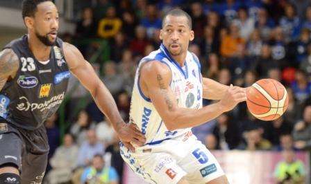 Lega A - I giganti della Dinamo Sassari conquistano la sfida con l'Aquila Basket 