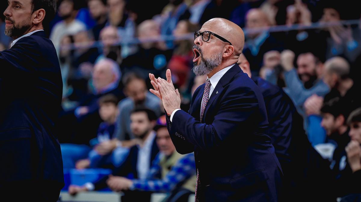 Olimpia al derby Cantù, Mangone: «Dovremo essere bravi a lavorare sulle nostre regole di fondo»