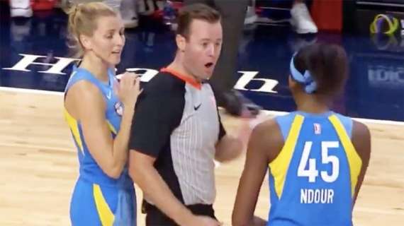WNBA - Chicago Sky: tocca l'arbitro senza volerlo, espulsa Astou Ndour