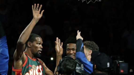 NBA - Kevin Durant esalta il pubblico di Seattle con la maglia Sonics