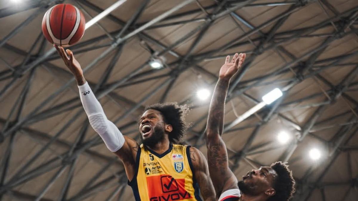 Scafati piega l'eroica resistenza di Forlì (96 a 72) e si avvicina alla vetta