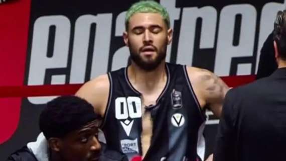 LBA - Virtus, Isaia Cordinier si strappa la maglia dopo un fallo tecnico