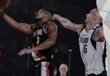 NBA - Portland: CJ McCollum gioca con la schiena fratturata