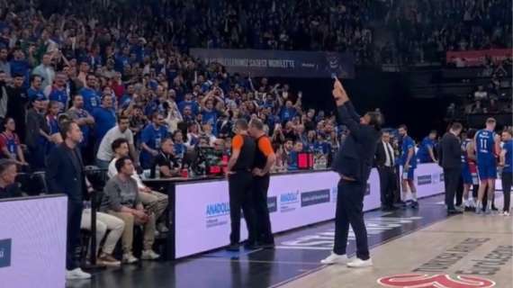 Clamoroso Ataman, litiga con i suoi ex tifosi dell'Efes e lascia il campo a partita in corso