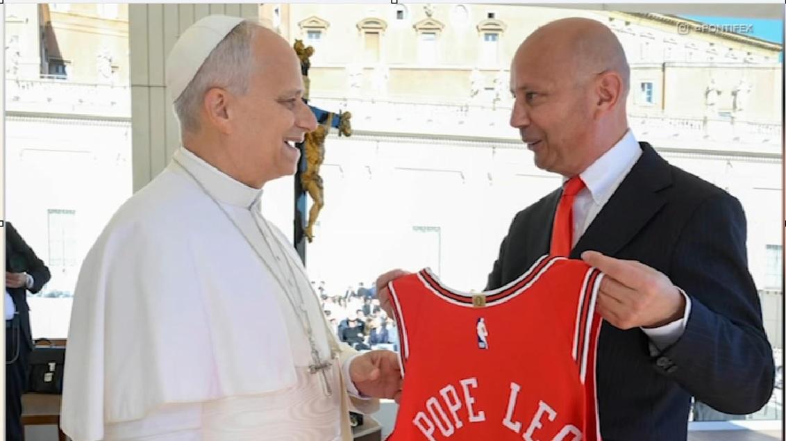 Papa Leone XIV riceve la maglia dei Chicago Bulls