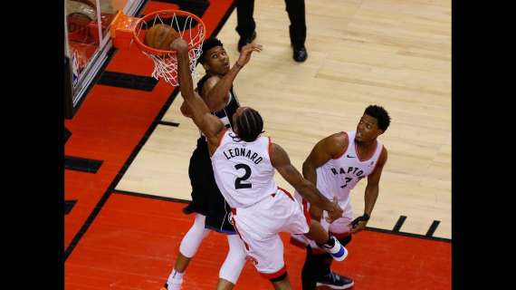 NBA - Kawhi Leonard posterizza Giannis Antetokounmpo in gara 6