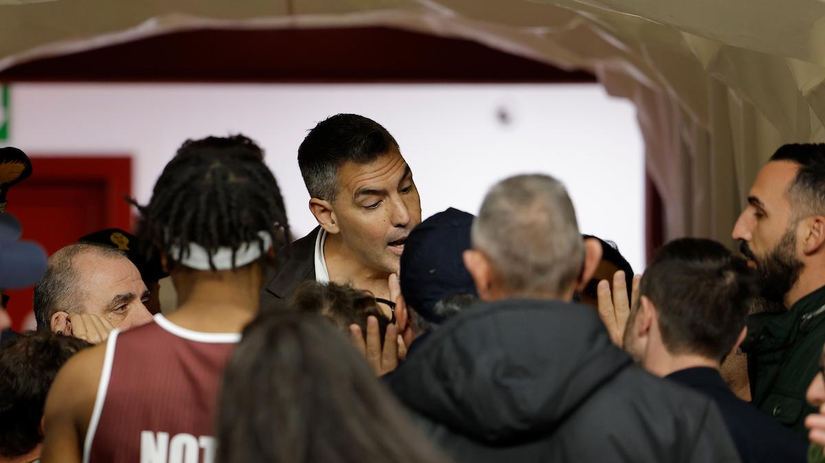 Tensione a Trapani: Luis Scola colpito nel tunnel del PalaShark