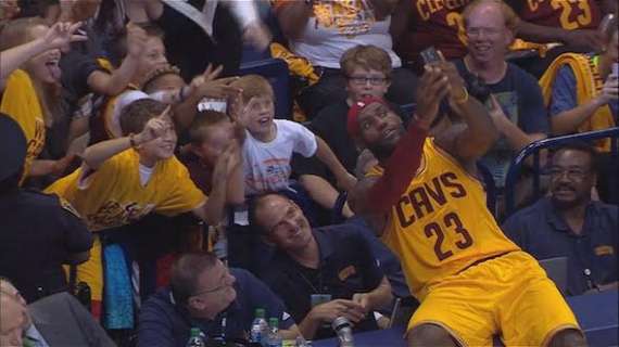 LeBron si fa un selfie con un tifoso durante la partita