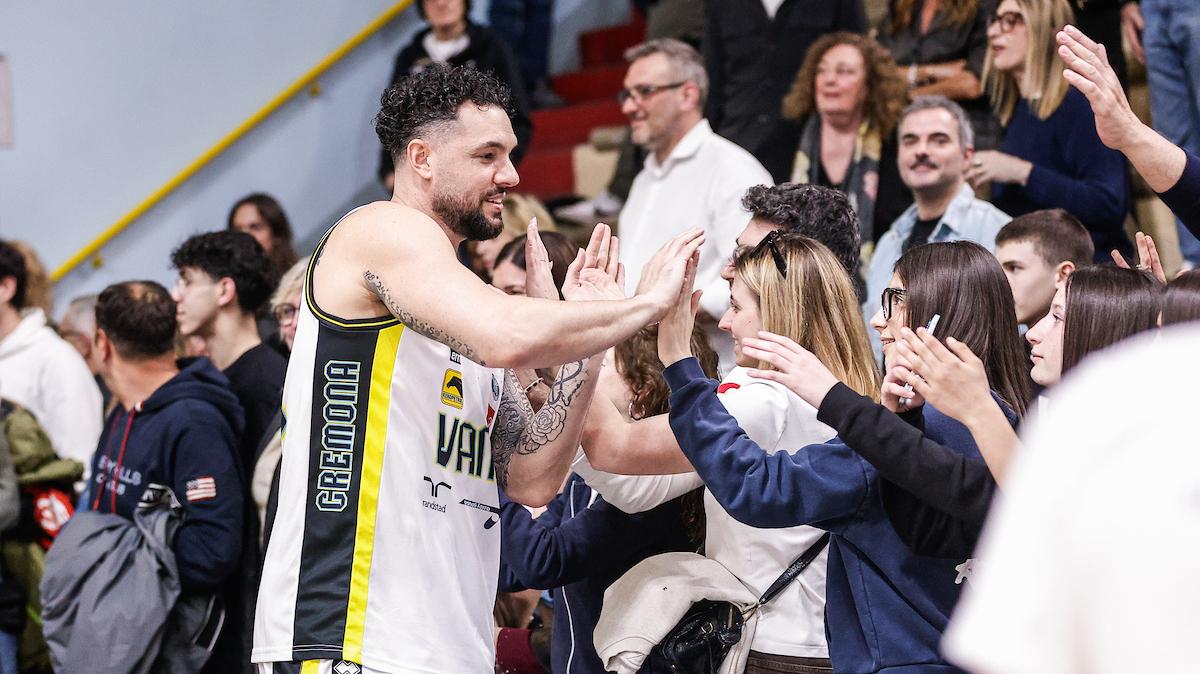 Christian Burns: «È stata l'ultima volta in cui la Vanoli Cremona è scesa in campo al PalaRadi»