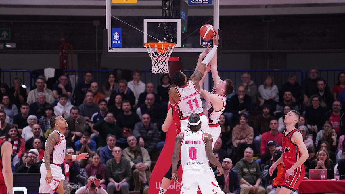 Al PalaBigi Reggio Emilia c'è ma Trieste è ancora in vacanza +36