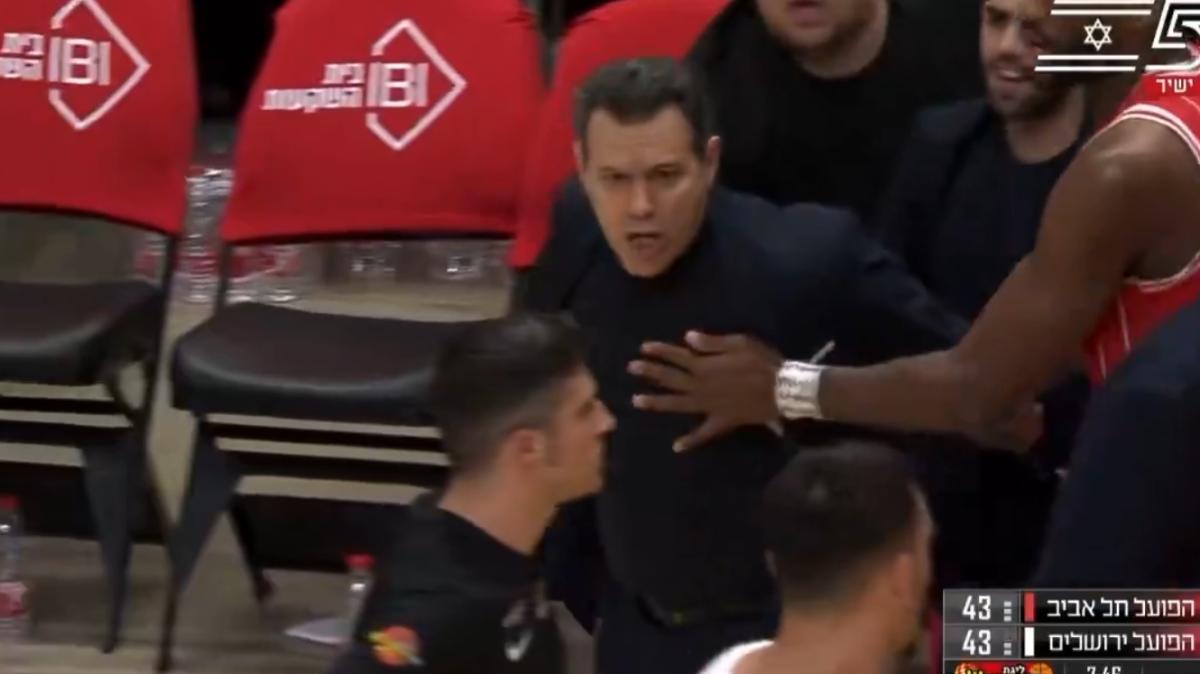 Caos a Tel Aviv, Itoudis furioso ed i suoi giocatori devono tenerlo