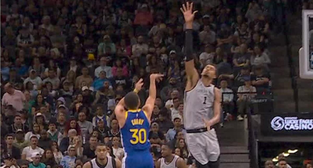 Warriors di misura, con un epico Curry da 49 punti per conquistare San Antonio