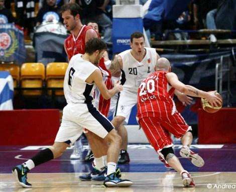 Playoff: Lucca espugna il PalaDozza di Bologna.  Tafferugli tra le due tifoserie