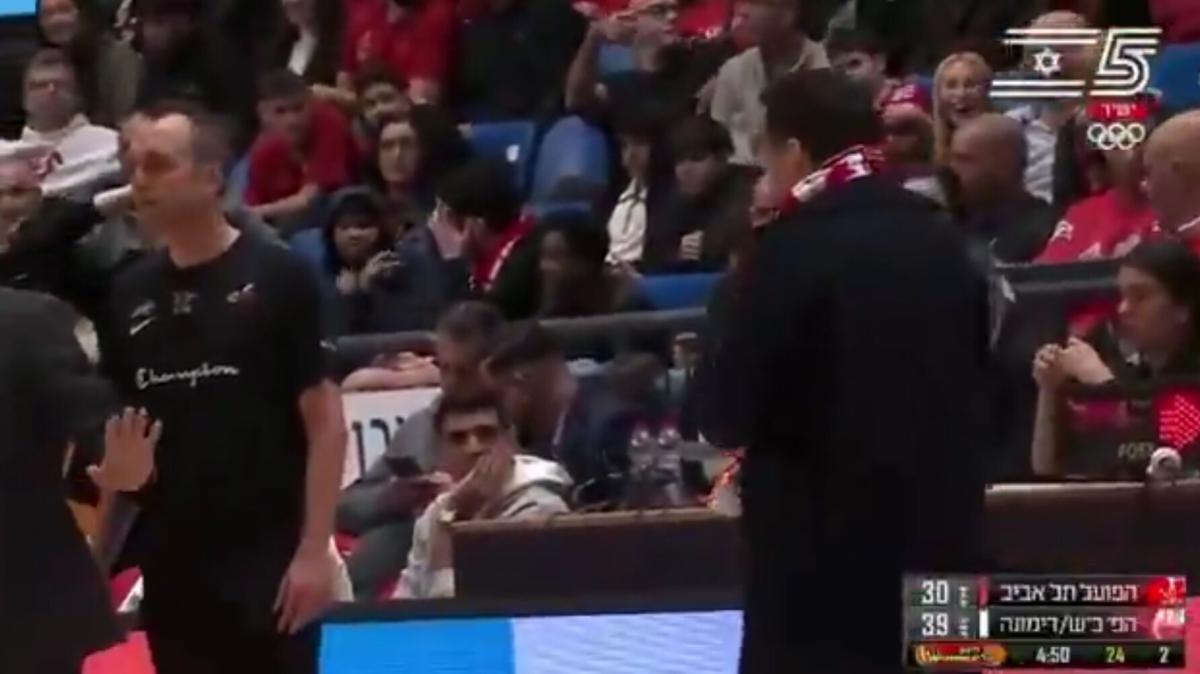 Scene surreali a Tel Aviv: il proprietario dell'Hapoel Tel Aviv entra in campo per protesta