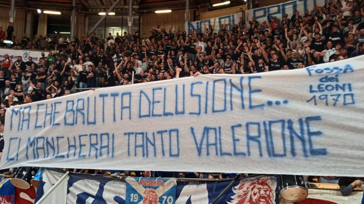 Fortitudo, la Fossa «pizzica» Valerio Antonini: lo striscione al PalaDozza