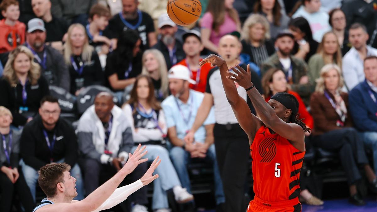  Holiday suona la carica e Portland passa a Utah per 135-119