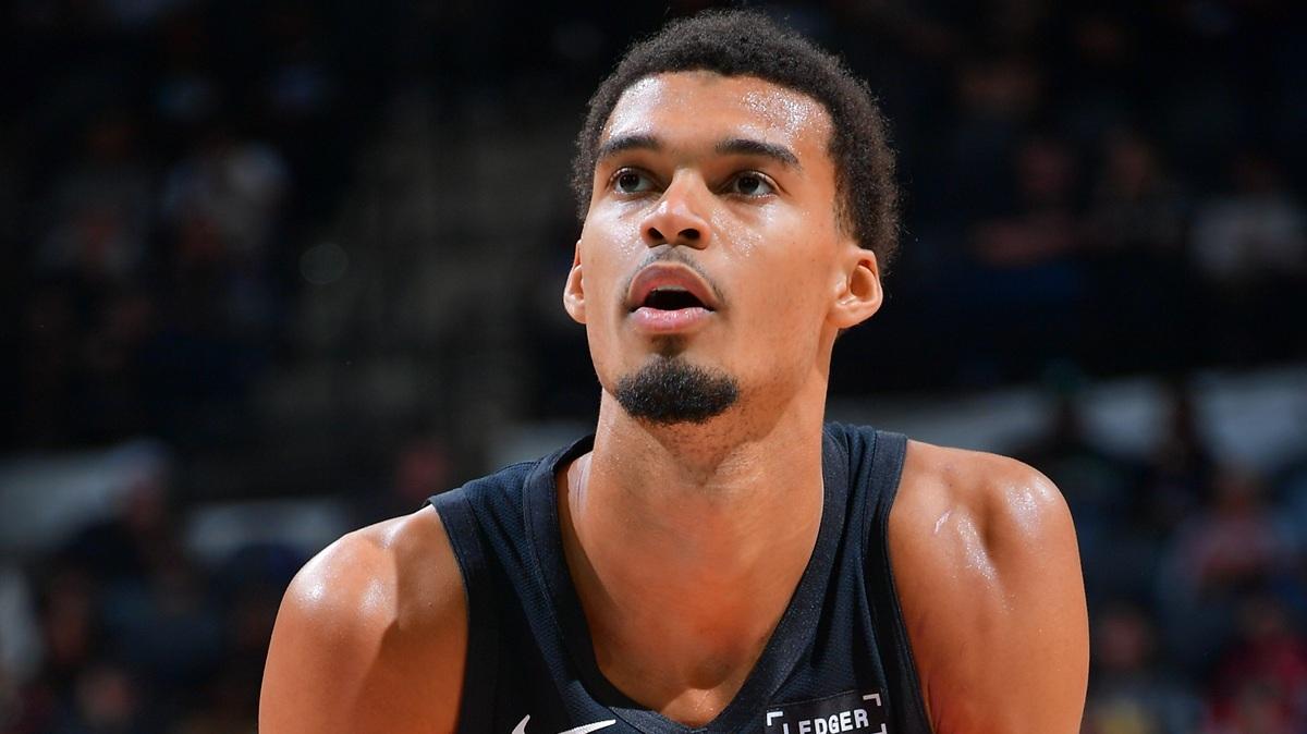 Spurs, Victor Wembanyama (distorsione al polpaccio) fuori a tempo indeterminato