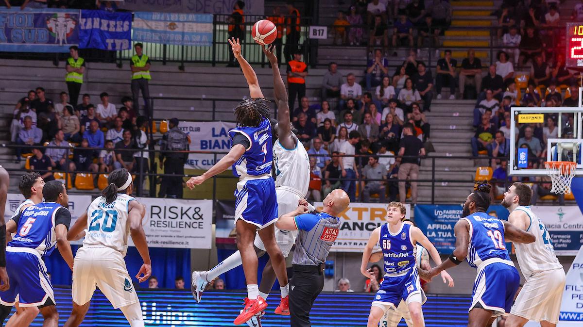 Battaglia Cantù vs Treviso: all'arrivo entrambe salve. Gli highlights