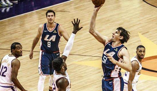 NBA - I rookies tengono in piedi i Suns, ma l'overtime premia i Clippers