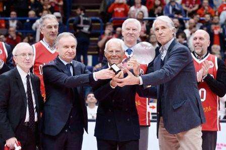 Italia Basket Hall of Fame 2016. Il presidente Petrucci, accompagnato dal presidente CONI Malagò, consegna l'onorificenza ad Armani