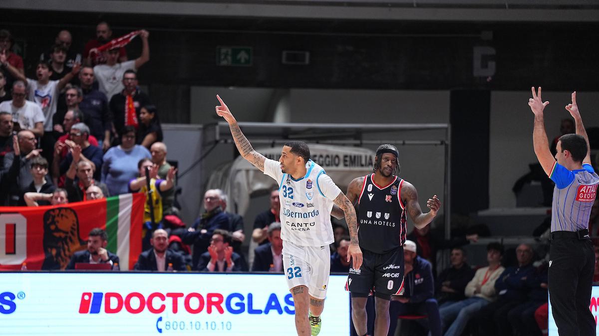 Erick Green fa due miracoli in 3": Cantù espugna Reggio Emilia