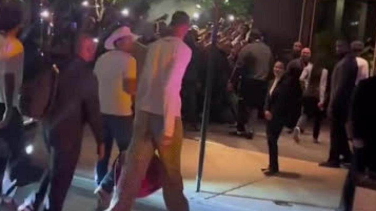 Un tifoso dei Knicks ha colpito Wembanyama con un uovo in testa