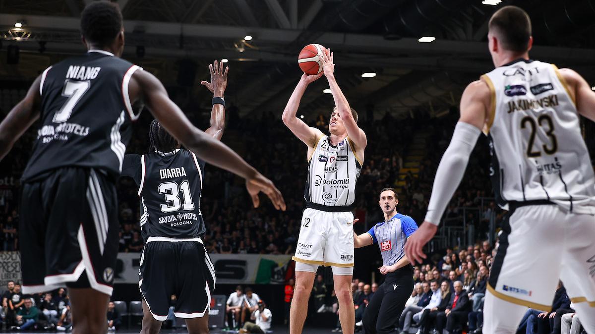 La rimonta di Trento che fulmina la Virtus Bologna: ecco gli highlights
