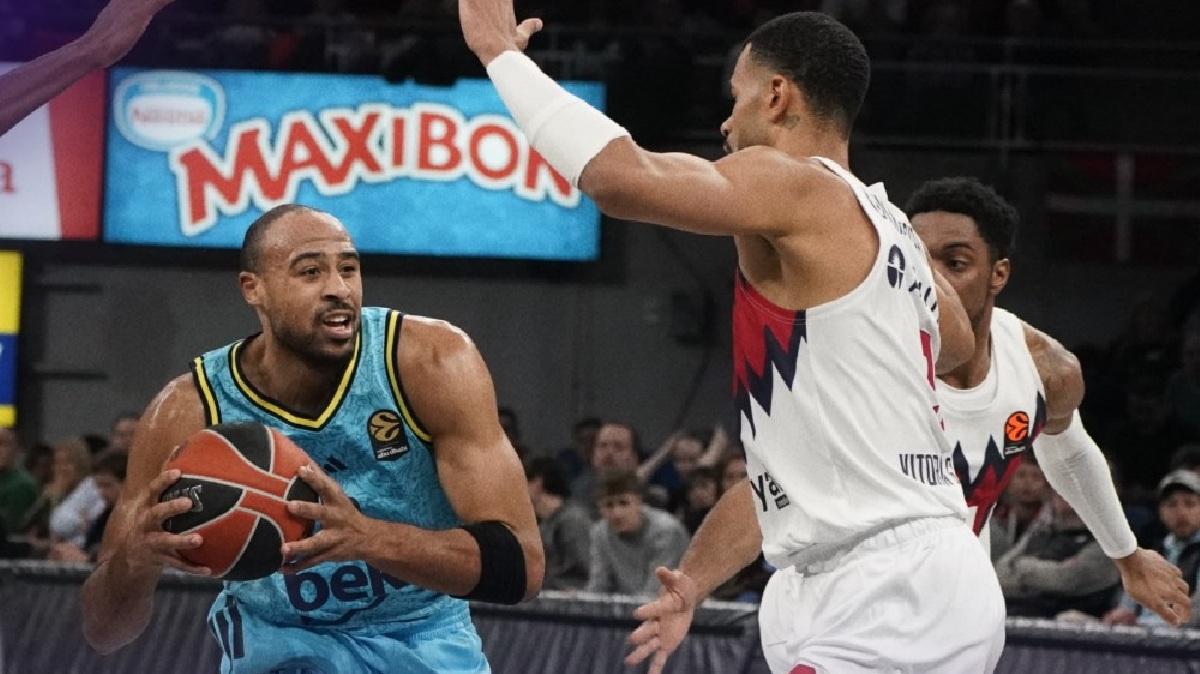 Il Fenerbahce passa a Vitoria in rimonta, e resta a una vittoria dalla vetta