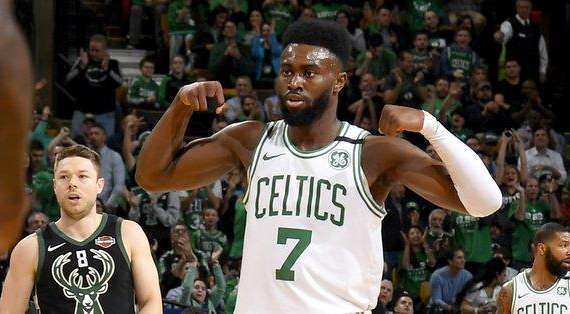 NBA - Playoff, in casa Celtics Jaylen Brown la spunta su Antetokounmpo (2-0)