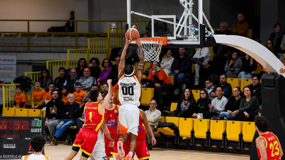 Serie B - Rende-Viola Reggio Calabria, il pregara con Riccardo Agbortabi