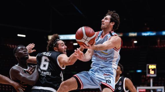 Gazzetta: L'Olimpia c è. Ellis e Shields, la Virtus cede Milano vince il primo duello