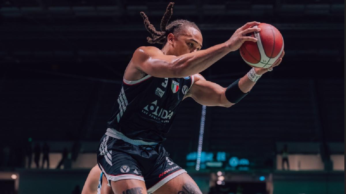 F8 | Ripresa d'acciaio della Virtus per battere Napoli: gli highlights