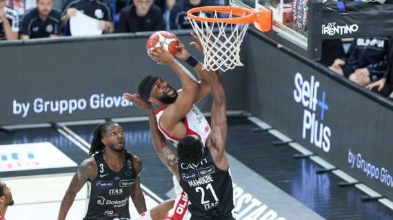 L'Olimpia Milano vince, ma Josh Nebo si ferma in Gara 1: infortunio per il lungo