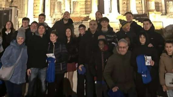 Il regalo di Natale di Amedeo Della Valle e Peppe Poeta, in centro a Brescia a distribuire regali