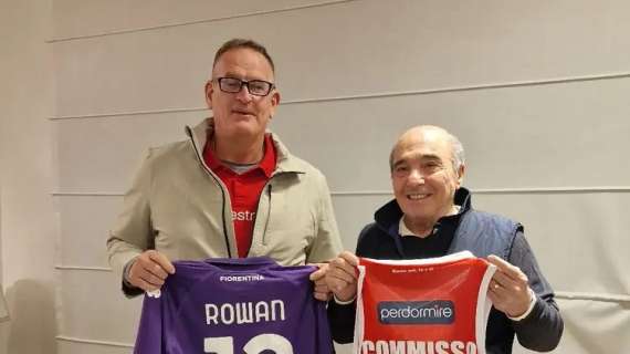 LBA - Pistoia, il presidente Ron Rowan scambia la maglia con Rocco Commisso, presidente della Fiorentina