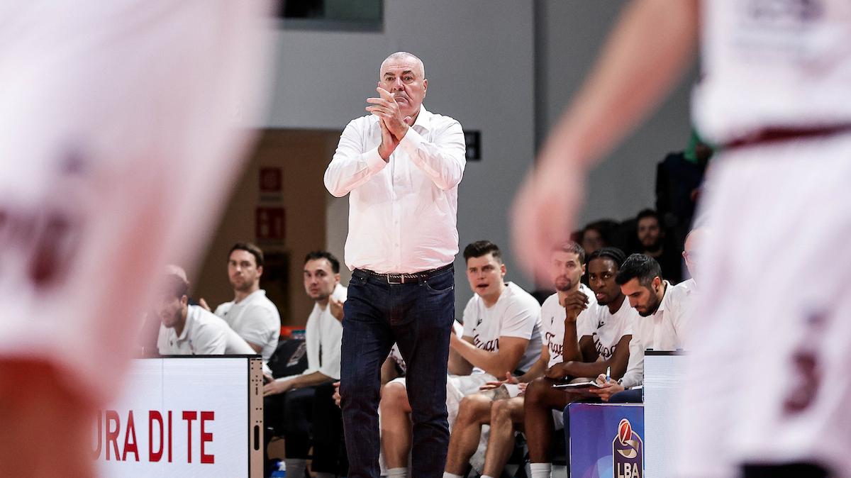 Trapani Shark, il primo ko in campionato. Repesa: «Con 108 punti subiti vincere fuori casa è impossibile»