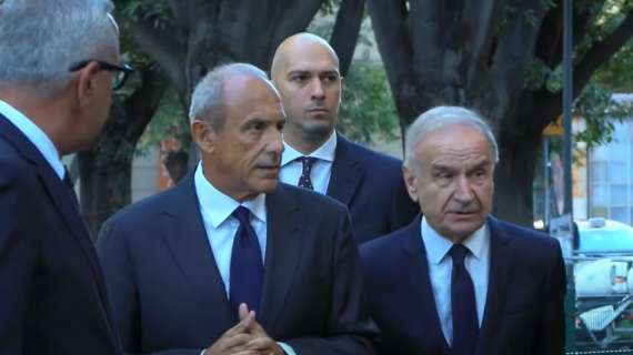Addio Giorgio Armani: l'arrivo di Petrucci, Messina, Stavropoulos alla camera ardente