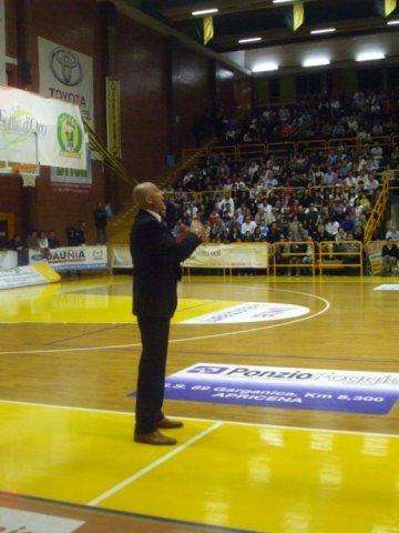Coach Coen che ha giudato la Cestistica San Sevrro alla vittoria