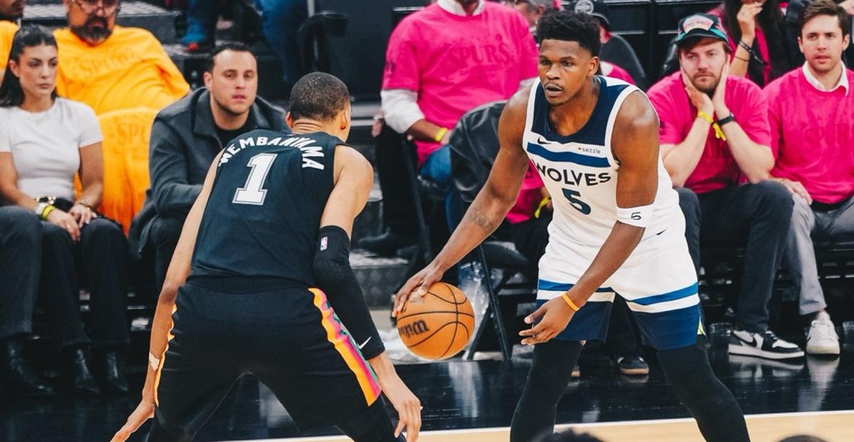 Edwards spaventa i Timberwolves toccandosi il ginocchio a San Antonio