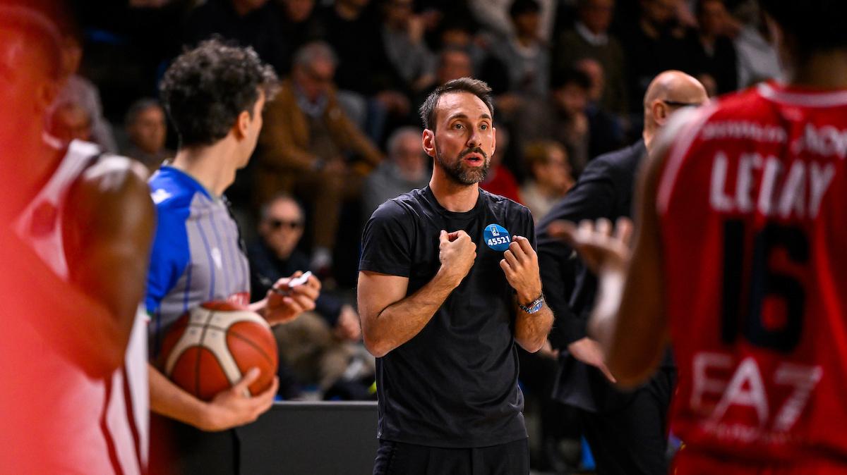 Peppe Poeta suona l'allarme in casa Olimpia: «Se vogliamo lo Scudetto serve dare più valore ai possessi»