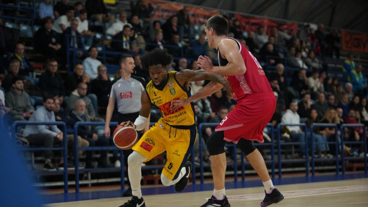 Derby ad Avellino per la Givova Scafati. Walker: "Il nostro gioco è in crescita e lo dimostreremo"