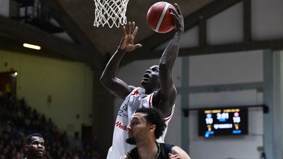 L'Olimpia ritrova Ousmane Diop: «Bello tornare così dopo tre mesi fuori»