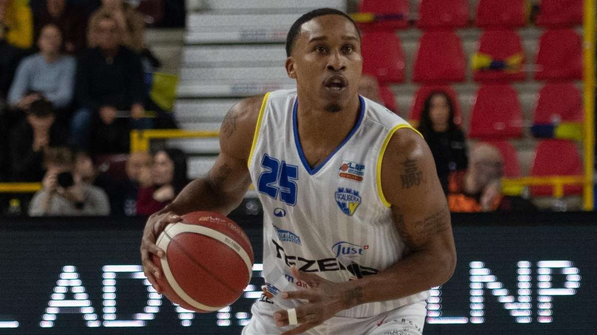 LIVE A2: McGee si esalta, la Tezenis Verona piega Pesaro 