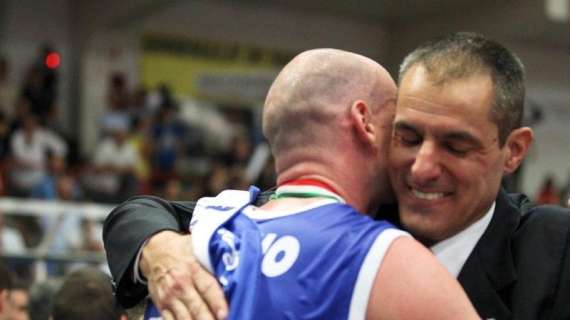 Dell&#039; Agnello abbraccia Rezzano dopo la promozione (foto mauro ortogni)